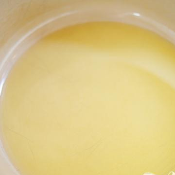 1. Этап. Спагетти с фрикадельками: Нагреть в кастрюле оливковое масло.