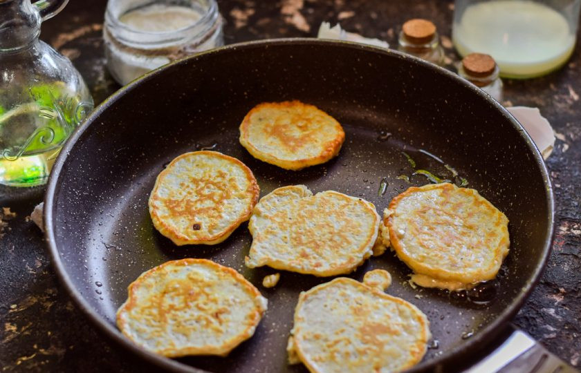 1. Этап. Оладьи из овсяных хлопьев: Жарьте оладьи с обеих сторон по несколько минут. Готовые оладьи подавайте к столу сразу же.