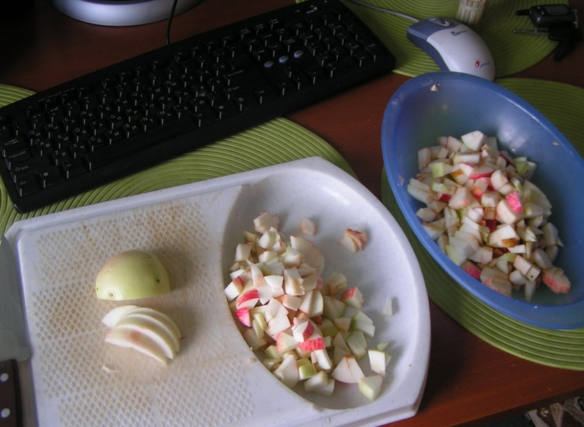 1. Этап. Слоеный рулет с яблоками: 1. Отличный и быстрый рецепт, особенно при наличии слоеного теста. Итак, для начала нарезаем яблоки. Орехи можно добавить при желании, но для этого понадобится еще немного времени, чтобы наколоть их и поджарить.