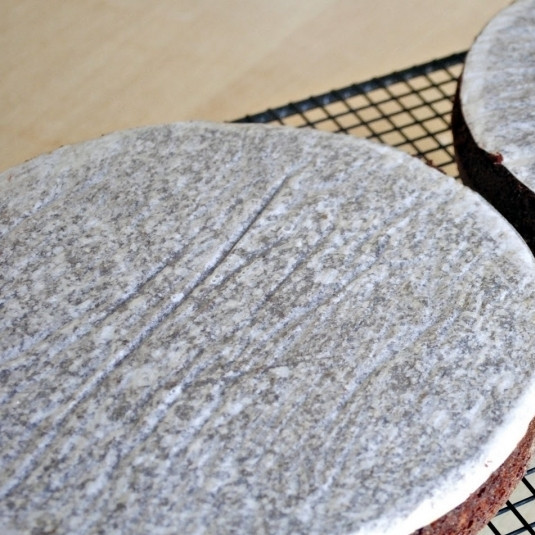 1. Этап. Кофейный торт: Готовые бисквиты охлаждаем на решетке.