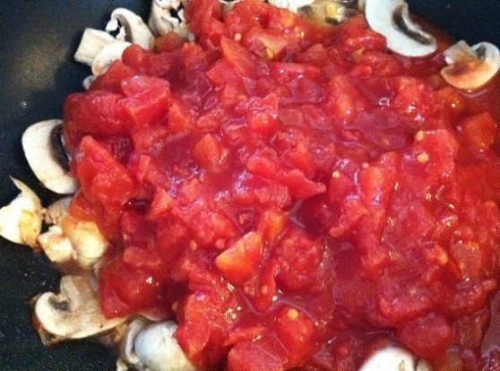 1. Этап. Ригатони с томатным соусом: 2. Затем к нему добавьте грибы слайсами, соус и помидоры.