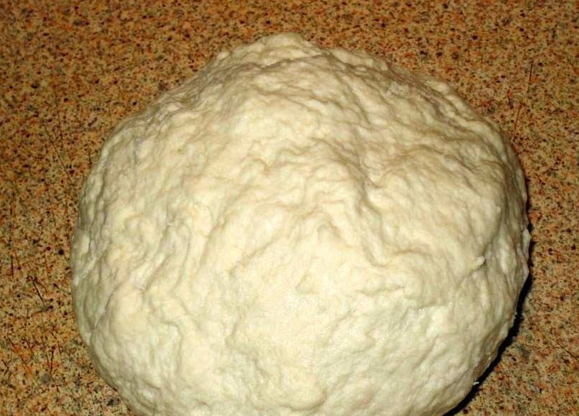 1. Этап. Хинкали со свининой: Пока настивается фарш, приготовим простое тесто, смешаем муку, соль и воду. Воды нужно столько, чтобы тесто стало эластичным и не липло к рукам. Хорошо его вымешайте, разделите на три части и скатайте в толстые колбаски.