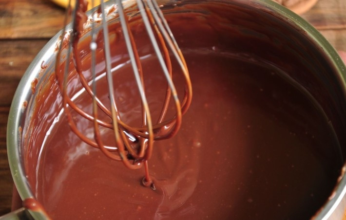 1. Этап. Творожно-сметанный кекс: 3. Пусть тесто постоит полчаса. а мы тем временем на водяной бане растопим оставшийся шоколад вместе со сливочным маслом.