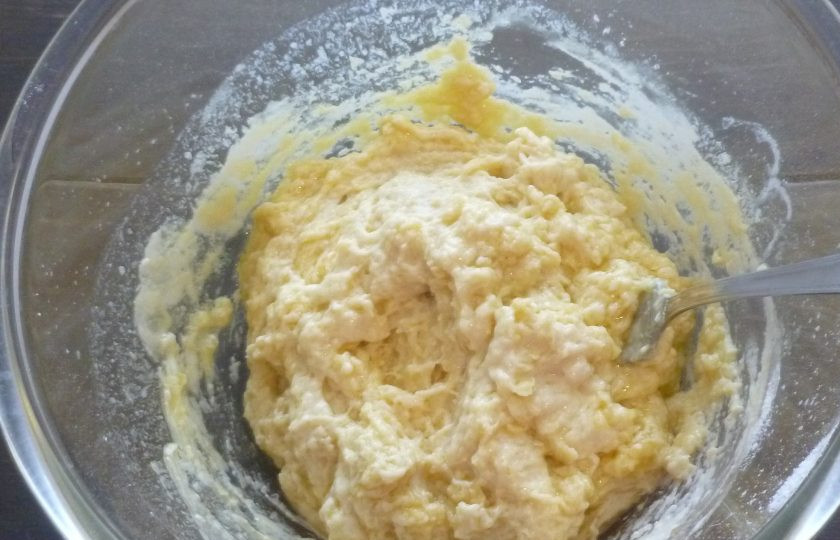 1. Этап. Мартабак: Растопите масло и остудите. В большую миску просейте муку, сделайте углубление. Влейте яичную смесь, масло и перемешайте вилкой.