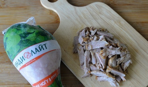 1. Этап. Салат Максимум пользы в одной тарелке: Салат готовится непосредственно перед подачей, потому что размокшая зелень смотрится не презентабельно. Вареное филе индейки режем полосками. У меня филе от вареной голени индейки Индилайт.