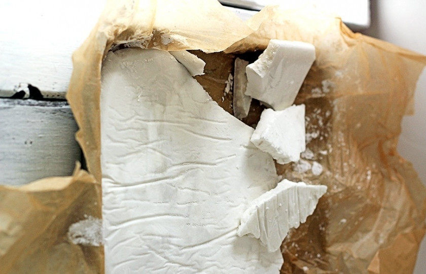 1. Этап. Мороженое без сахара: Вылейте молоко на противень, застеленный пергаментом. Отправьте в морозилку или холодильник, чтобы застыло. Так быстрее оно замерзнет.