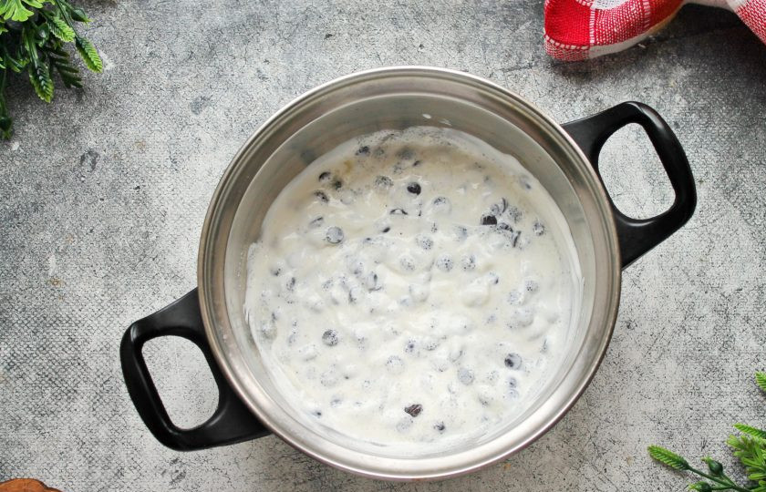 1. Этап. Кулич с шоколадной начинкой: Выложите в кастрюлю сметану и перемешайте.