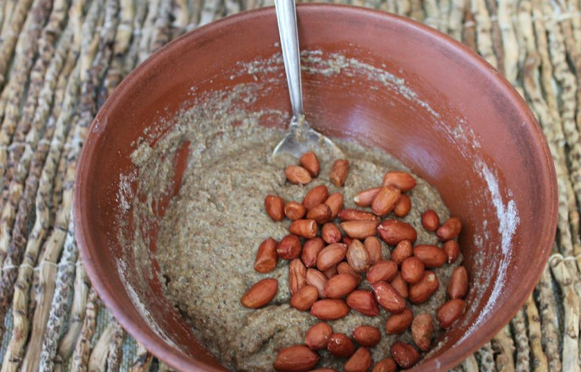 1. Этап. Оладьи из льняной муки: Добавляем арахис и перемешиваем.