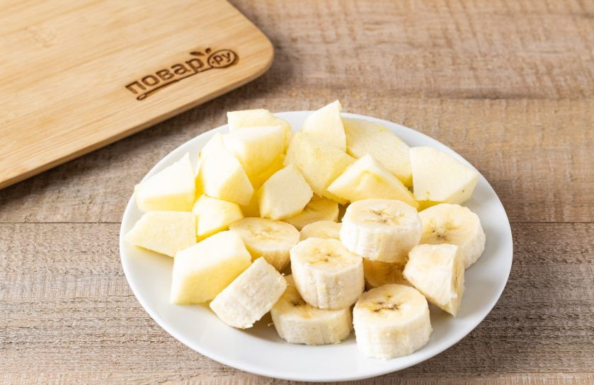 1. Этап. Яблочно-банановый смузи с апельсином и морковью: Яблоко очистите от кожуры, удалите сердцевину. Нарежьте на небольшие ломтики. Банан очистите и нарежьте кружочками.