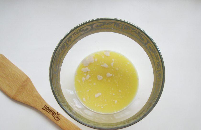 1. Этап. Пирожки Минутка из чудо-теста: Растопите сливочное масло, немного охладите и влейте в миску с молоком, дрожжами и сахаром.