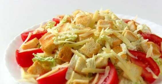 1. Этап. Салат Цезарь с курицей по-домашнему: 5. Заправьте салат соусом и выложите на блюдо. Украсьте дольками помидора, сухариками и тертым сыром. Приятного аппетита!
