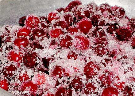 1. Этап. Варенье из черешни пятиминутка: 2. Перемешиваем с сахаром.