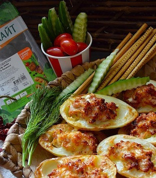 1. Этап. Картофельные лодочки с индейкой и сулугуни: Подать горячим, добавив сливочное масло.