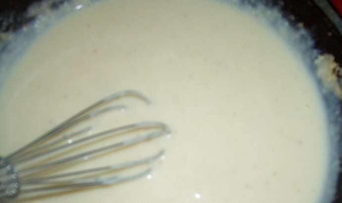 1. Этап. Куриная печень в соусе: На отдельной сковороде растопите сливочное масло, добавьте муку, перемешайте. Аккуратно влейте теплое молоко. Взбейте соус венчиком, чтобы не было комочков.