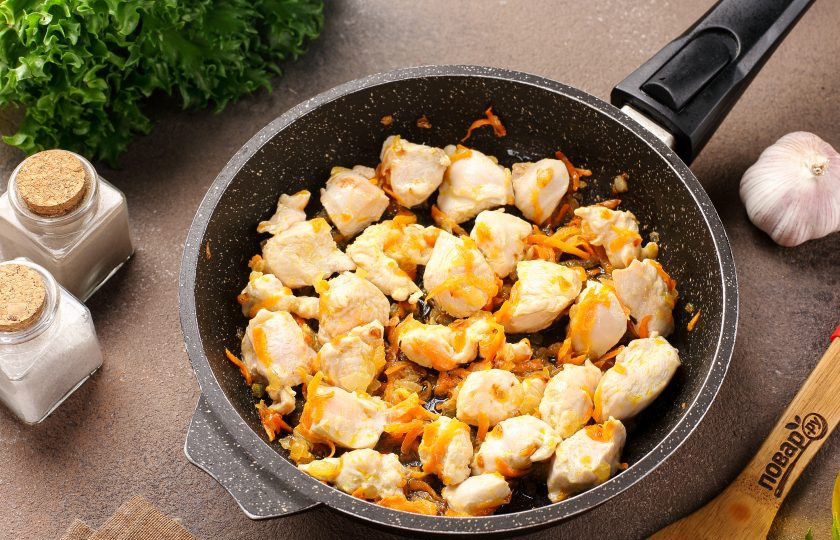 1. Этап. Ризотто с кабачками и курицей: Обжарьте мясо с овощами, пока оно не побелеет.