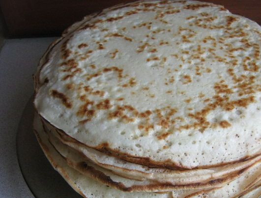 1. Этап. Блинчики на сухих дрожжах: 6. Складываем их стопкой и промазываем сливочным маслом.