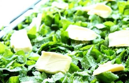 1. Этап. Пирог со щавелем на тонком тесте: Выкладываем сверху измельченный щавель, посыпаем сахаром, а сверху выкладываем небольшие кусочки сливочного масла.