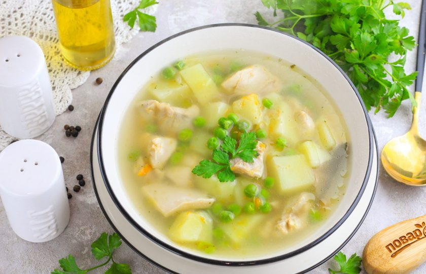 1. Этап. Суп из индейки с зеленым горошком: Попробуйте горячее на вкус и подкорректируйте при необходимости. Разлейте суп с индейкой и зеленым горошком в глубокие тарелки и подайте к столу. Можно дополнить его сметаной любой жирности.