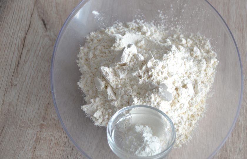 1. Этап. Итальянская шарлотка с яблоками: Соедините муку с разрыхлителем.