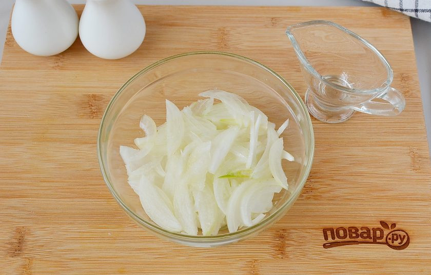 1. Этап. Салат Новогодний: Очистите репчатый лук, порежьте тонко полукольцами и выложите в глубокую тарелочку или пиалу, полейте уксусом и оставьте на 10-15 минут мариноваться. Мне нравится лук сладковатый, поэтому я еще добавляю пару щепотку сахара в лук, но это по желанию.