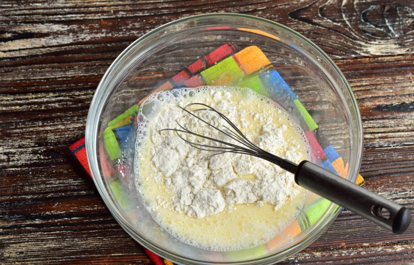 1. Этап. Немецкие блинчики: Всыпьте муку, хорошо перемешайте тесто.