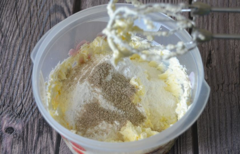 1. Этап. Самый простой морковный торт: Всыпьте сахарную пудру и ванильный сахар, снова взбейте.