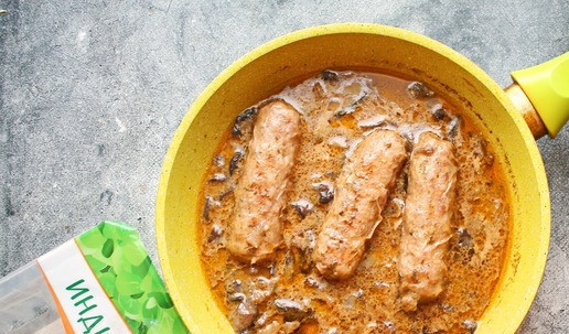 1. Этап. Купаты с грибами в соусе: Купаты наколите в нескольких местах и положите в сковороду. Готовьте купаты в соусе в течение 25-30 минут до готовности, несколько раз перевернув.