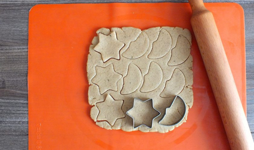 1. Этап. Спекулос: По истечении времени достаньте один пласт из холодильника. Раскатайте его до толщины 1 см. или 0,5 см. Всё зависит от того, какое печенье вы хотите получить. Если в пределах 1 см., то печенье будет более мягким. Если тоньше, то печенье получится хрустящим. Вырежьте формочками печенье. Подобным образом поступите с оставшимся тестом.