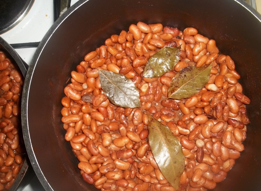 1. Этап. Лобио с салом: Готовим на среднем огне практически до полной готовности.