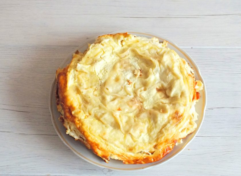 1. Этап. Лаваш с творогом в мультиварке: Готовый пирог оставьте в мультиварке на 30 минут с открытой крышкой. После десерт извлеките с помощью чаши для пароварки. Переложите на тарелку и можно подавать к столу.