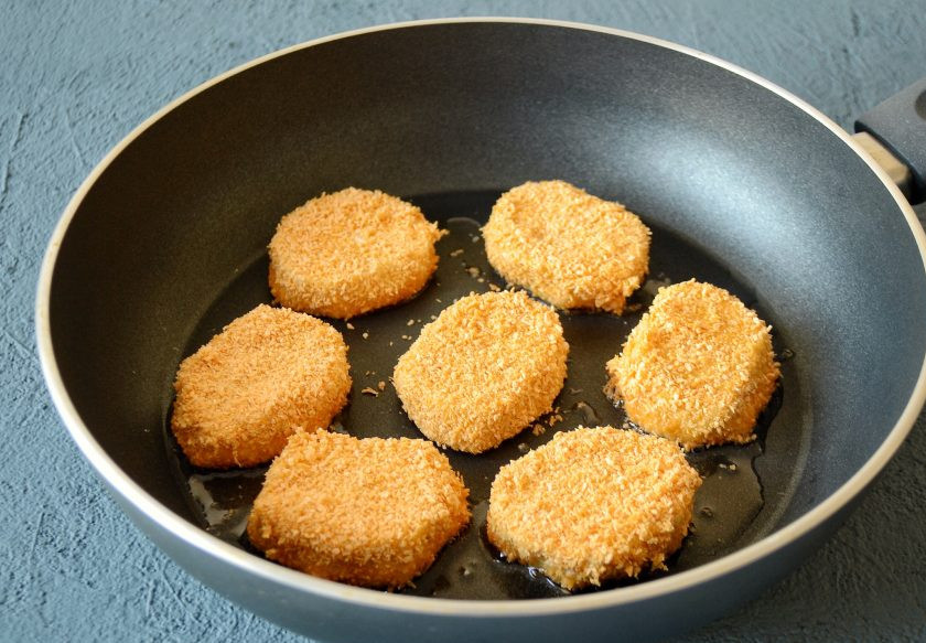 1. Этап. Соевые наггетсы: Обжарьте наггетсы на среднем огне по 3-4 минуты с каждой стороны. Затем выложите их в форму для выпечки и запекайте 20 минут.