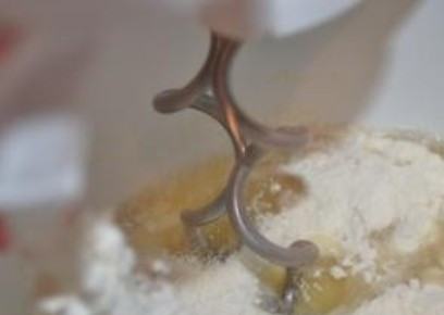 1. Этап. Тесто для пельменей на минералке: 2. Добавляем соль и холодную минеральную воду. Взбиваем и постепенно подсыпаем муку.