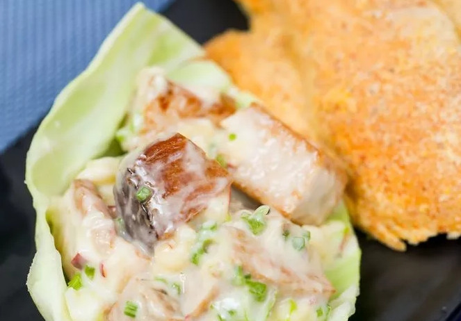 1. Этап. Рыбный салат: 6. Листы радиккио мою и вытираю, затем каждый раскладываю на тарелке и выкладываю внутрь салат. Обжариваю на сухой сковороде хлеб и подаю к салату.