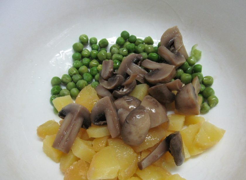 1. Этап. Салат Таежный: Добавьте маринованные грибы - шампиньоны или любые другие.