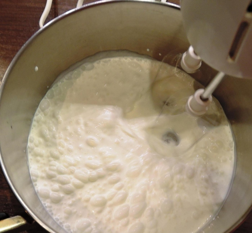 1. Этап. Чизкейк с персиками: 6. Оставшиеся сливки переливаю в кастрюлю и взбиваю миксером 5 минут на высоких скоростях.