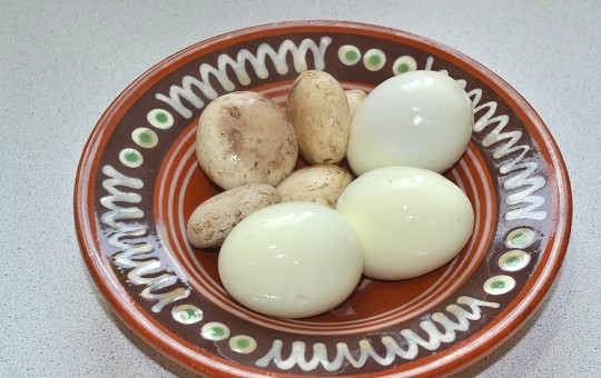 1. Этап. Салат Нежность с кальмарами: 3. В подсоленной воде отварите в течение 3-4 минут грибы, сварите вкрутую яйца.