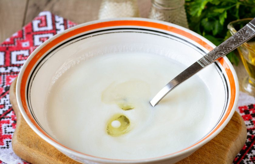 1. Этап. Оладьи-пиццы на молоке: Влейте немного растительного масла в тесто и добавьте соль по вкусу.