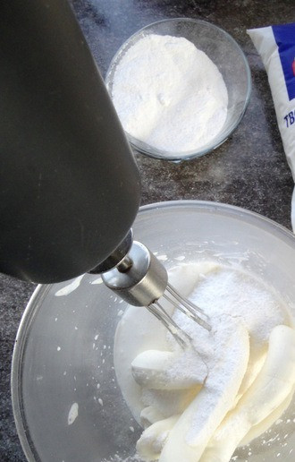 1. Этап. Трайфлы с лимонным курдом: Добавить творожный сыр и сахарную пудру.