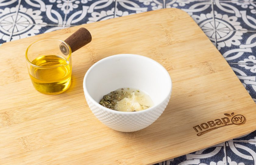 1. Этап. Соус для греческого салата в домашних условиях: Влейте лимонный сок и оливковое масло к остальным ингредиентам.