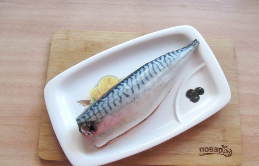 1. Этап. Скумбрия с овощами в пароварке: Скумбрию выпотрошите, удалите голову и плавники, черную пленку в брюшке. Хорошо помойте внутри и снаружи.