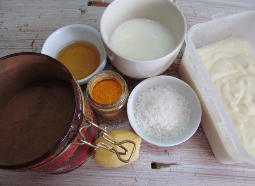 1. Этап. Молочный коктейль Золотой: Подготовить все необходимые продукты. Если у вас мороженое в морозилке, выньте его за минут 5-10 до начала приготовления.