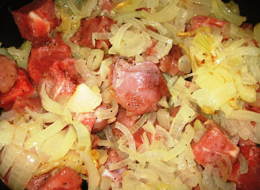 1. Этап. Гуляш из говядины с грибами: Далее мы наливаем в сковороду растительное масло и нагреваем его, выкладываем в масло репчатый лук и жарим до золотистого цвета. После этого добавляем к луку мясо, накрываем сковороду крышкой и тушим говядину 40-50 минут на медленном огне.