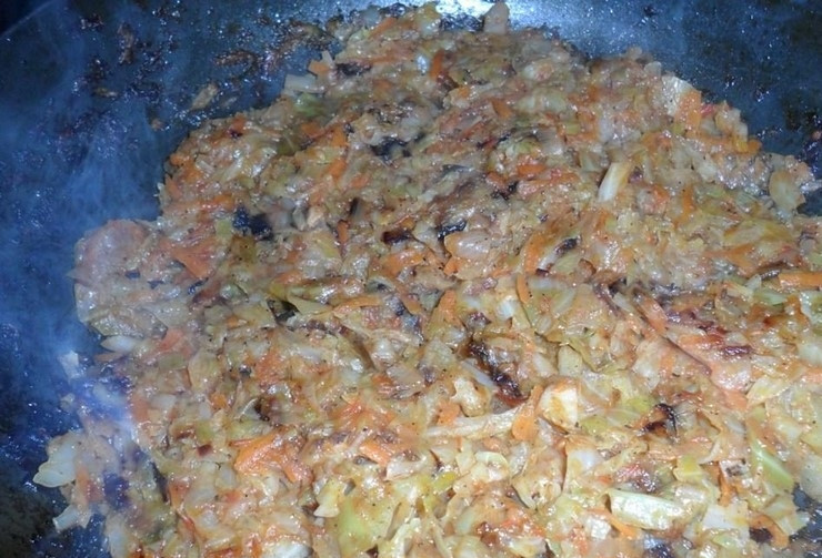 1. Этап. Тушеная капуста диетическая: 2. Периодически помешиваем. После того, как капуста стала мягкой, открываем крышку и готовим на среднем огне. По вкусу добавляем специи, выключаем огонь и накрываем крышкой, оставляем на несколько минут.