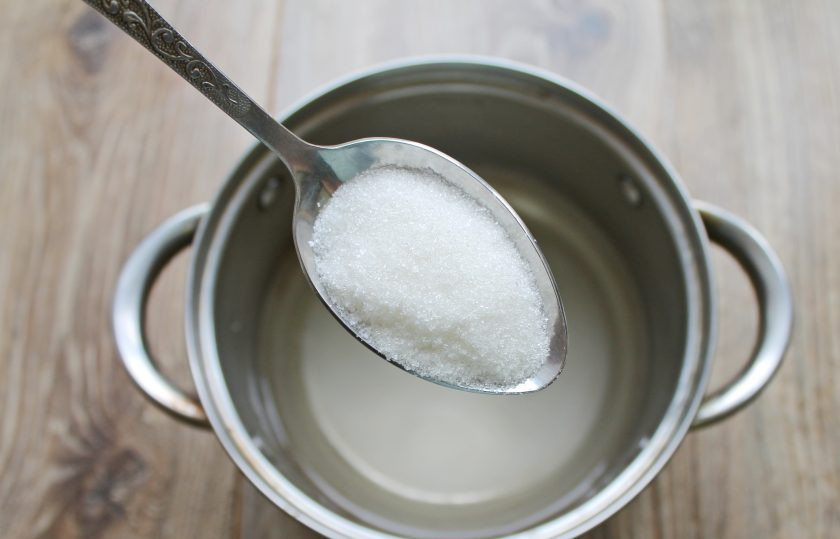 1. Этап. Ананасы в сиропе на зиму: В кастрюлю налейте воду, всыпьте сахар и доведите до кипения на среднем огне в течение трех минут.