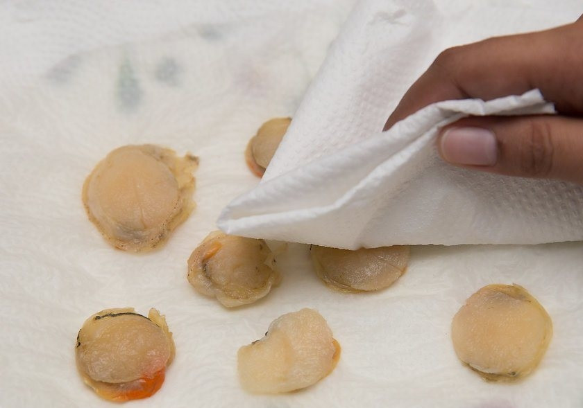 1. Этап. Морской гребешок: Просушите кухоным или бумажным полотенцем.