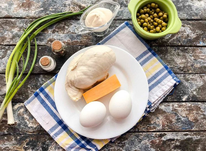 1. Этап. Салат с филе курицы: Подготовьте все ингредиенты.