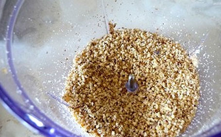 1. Этап. Курица по-ирански: Первым делом измельчаем грецкие орехи. Вы можете сделать это при помощи блендера или мелкой терки.