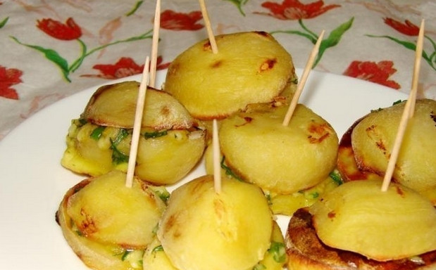 1. Этап. Молодая картошка, запеченная в духовке с салом: Накрываем одну половинку картошки другой половинкой и скрепляем нашу конструкцию зубочисткой. Противень смазываем маслом, укладываем на него картофель. Запекаем наше блюдо в духовке 25 минут. Приятного аппетита!