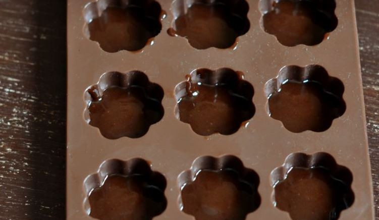 1. Этап. Конфетки: Возьмите формочки для шоколадных конфет и наполните их полученной массой наполовину.