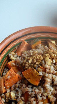 1. Этап. Гречневая каша с запечёнными овощами: Смешать готовую гречку, овощи и грецкие орехи и подавать!